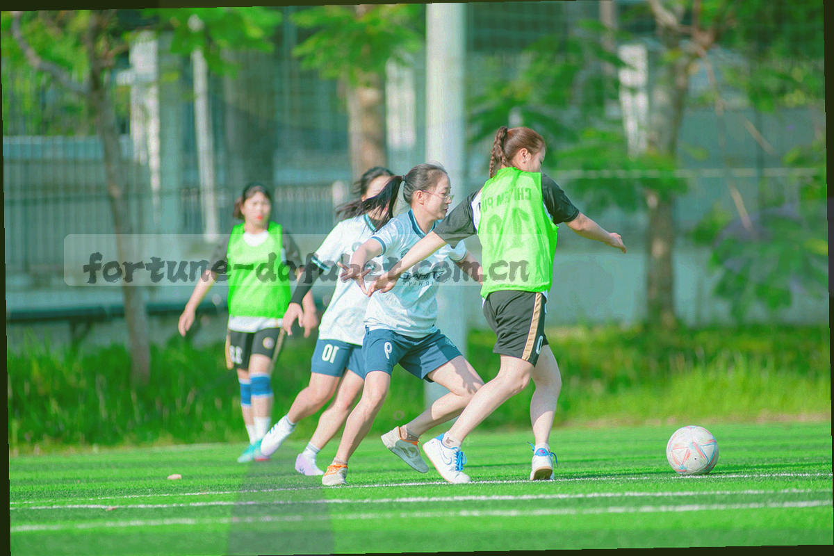金色山脉与几何线条，象征稳定与长久承诺